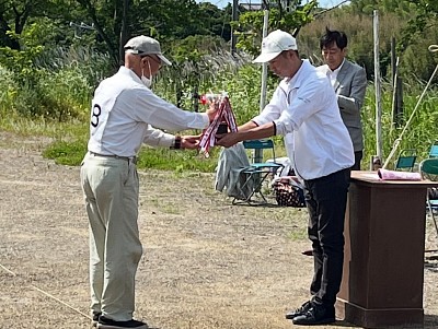 優勝カップ返還